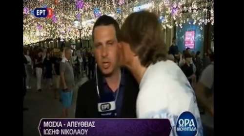 Φίλαθλος φίλησε δημοσιογράφο της ΕΡΤ &quot;στον αέρα&quot; (βίντεο)
