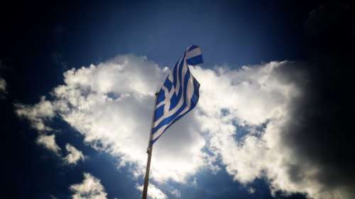 Bloomberg: Η Ελλάδα επανήλθε στο προσκήνιο μετά την αναβάθμιση από τον S&amp;P