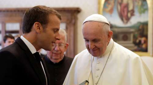 Το αστείο του Εμανουέλ Μακρόν που άφησε άφωνο τον πάπα Φραγκίσκο -vid