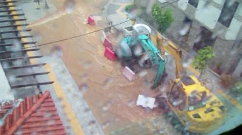 Πλημμύρες στη Χαλκιδική - Έπεσαν ΙΧ στη θάλασσα