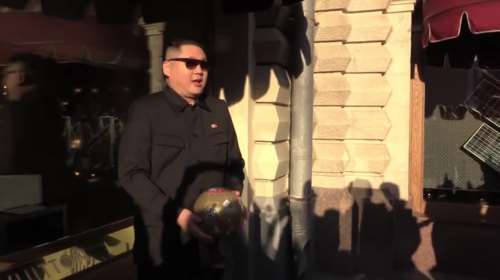 Ο... Κιμ παίζει μπάλα στους δρόμους της Μόσχας