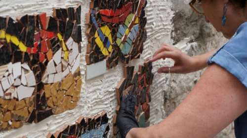 Ψηφίδες «μουσικής» στον τοίχο του Κρατικού Ωδείου