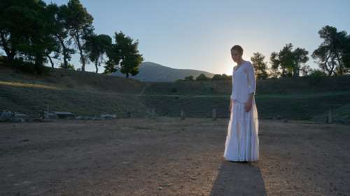 H Στεφανία Γουλιώτη παρουσιάζει τις Ευμενίδες το ξημέρωμα