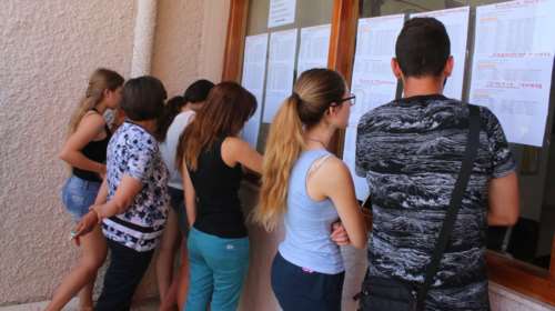 Πανελλαδικές: Γενική πτώση των βάσεων δείχνουν τα πρώτα στοιχεία