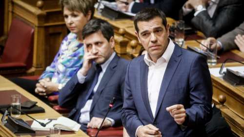 Στην πολιτική σκακιέρα το «πάγωμα» του ΦΠΑ και οι συντάξεις