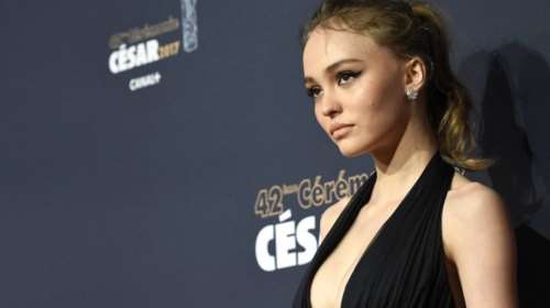 Η κόρη του Τζόνι Ντεπ σαγηνεύει στην Εβδομάδα Μόδας στο Παρίσι