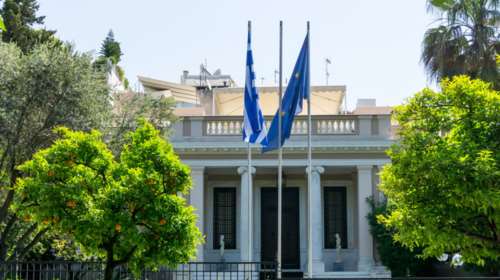 Κυβερνητική πηγή για Μητσοτάκη: Μίζερος και βαθιά διαπλεκόμενος