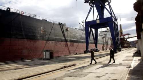 Καταδικάζει η ΠΟΣΕΠΕ τις επιθέσεις από εργαζόμενους στο Νεώριο