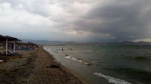 Η καταιγίδα άδειασε τις παραλίες της Χαλκιδικής (φωτό)