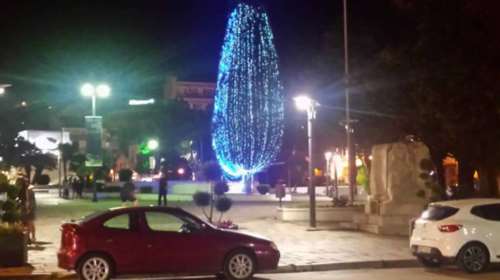 Καβάλα: Άναψε το… χριστουγεννιάτικο δέντρο καλοκαιριάτικα