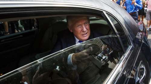 Λευκός Οίκος: O Τραμπ θα πάει στη Βρετανία παρά την πολιτική κρίση