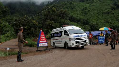 Aπεγκλωβίζονται και τα τελευταία παιδιά από το σπήλαιο