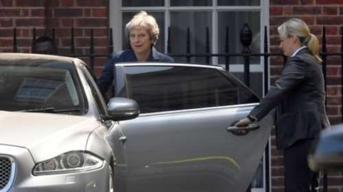 Deutche Welle: Προς το παρόν εκτός «κινδύνου» η Τερέζα Μέι