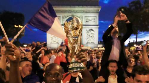 Ξέφρενοι πανηγυρισμοί στη Γαλλία για την πρόκριση στον τελικό