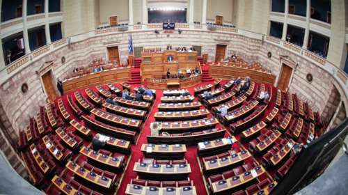 Πυρά για τη νυχτερινή τροπολογία για το χρόνο των αυτοδιοικητικών εκλογών