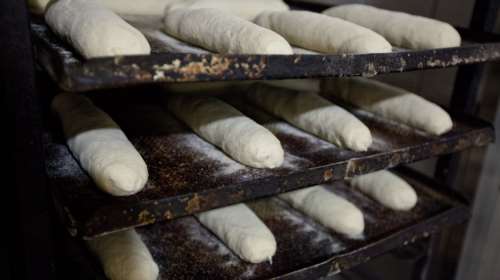 Βρήκαν πλαστικό στο ψωμί &amp; εκβίαζαν τον φούρναρη για να μη τον δυσφημίσουν