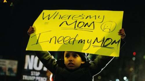 Ο Τραμπ κατηγορείται ότι καθυστερεί την επανένωση των οικογενειών