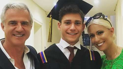 Η Μαρία Μπακοδήμου στην αποφοίτηση του γοητευτικού γιου της Νικήτα [φωτο]