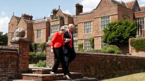 Τραμπ και Μέι υπέρ της σύναψης μιας «φιλόδοξης» εμπορικής συμφωνίας