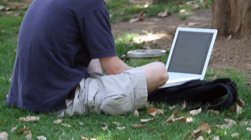 Xαμηλή αυτοπεποίθηση κρύβει ο εθισμός στο διαδίκτυο