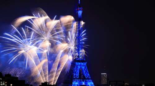 Υπερθέαμα πυροτεχνημάτων στο Παρίσι