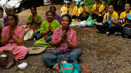 Οι Ταϊλανδοί ευχαριστούν τα πνεύματα της σπηλιάς που έσωσαν τα παιδιά
