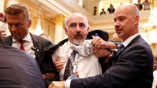 Απρόοπτο στη συνέντευξη Τύπου Τραμπ-Πούτιν με διαμαρτυρία ενός άντρα-Βίντεο