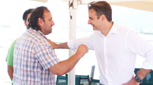 Με μαντινάδες υποδέχτηκαν Κρητικοί τον Μητσοτάκη στη Σητεία