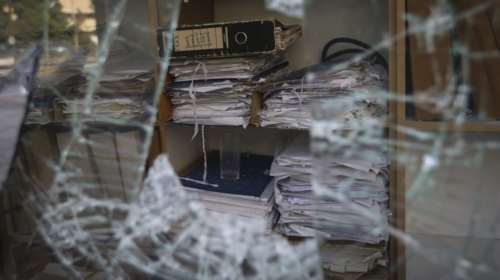 Εικόνες καταστροφής στη ΔΟΥ Ψυχικού μετά την επίθεση «Ρουβίκωνα»