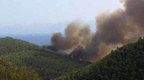 Μεγάλη φωτιά ξέσπασε στη Σκόπελο - Επιχειρούν 4 αεροσκάφη