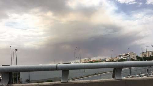 Μέχρι την Αθήνα  οι καπνοί της φωτιάς στην Κινέτα