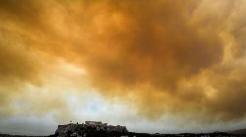 Οι καπνοί από την Κινέτα σκέπασαν την Ακρόπολη και το Σύνταγμα (φωτό)