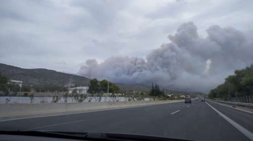 Εκτροπή της κυκλοφορίας στην Αθηνών-Κορίνθου  λόγω της φωτιάς