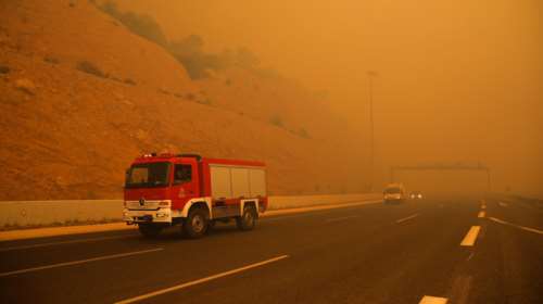 On camera προσαγωγή υπόπτου για την πυρκαγιά στην Κινέτα [βίντεο]