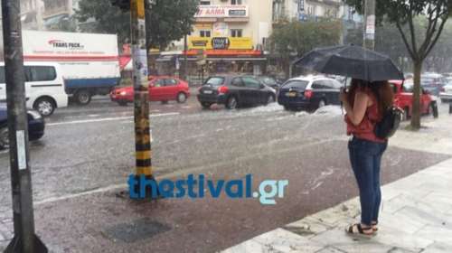 Ισχυρή καταιγίδα και δρόμοι ποτάμια στο κέντρο της Θεσσαλονίκης