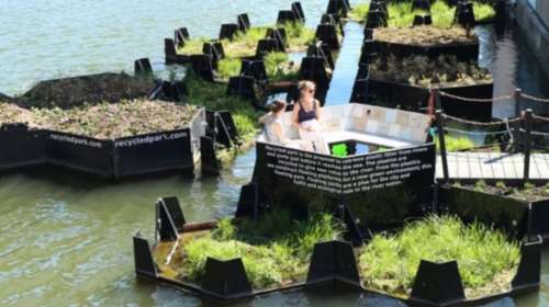 Ένα πλωτό πάρκο από πλαστικά απορρίμματα