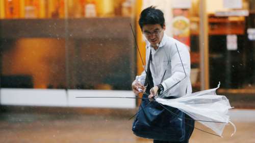 Ιαπωνία: Μετά τις φονικές πλημμύρες, επίθεση  ισχυρού τυφώνα