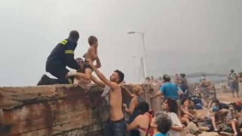 Μάτι: Νέα βίντεο από τη διάσωση των πυρόπληκτων στην παραλία