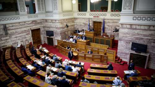 Σκληρές κόντρες στη Βουλή με φόντο τις πυρκαγιές στο Μάτι