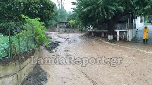 Υπερχείλιση ρεμάτων στη Φθιώτιδα - Προβλήματα στο οδικό δίκτυο (φωτό)
