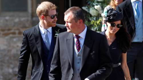 Ξυπόλητος πρίγκιψ ο Χάρι: Η φωτό με τα τρύπια παπούτσια προκαλεί σχόλια