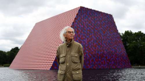 O Κρίστο ετοίμασε έναν πλεούμενο μασταμπά για τo Xάιντ Πάρκ