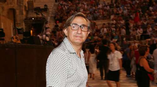 Άκης Σακελλαρίου: Με αμαξίδιο στη σκηνή μετά το ατύχημα – Καταχειροκροτήθηκε ο ηθοποιός [Βίντεο]