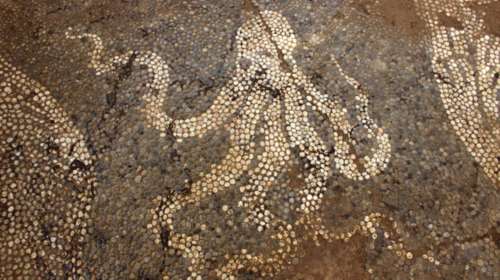 Νέες φωτογραφίες από το ψηφιδωτό από τον 4ο π.Χ. στο Μικρό Θέατρο Αμβρακίας