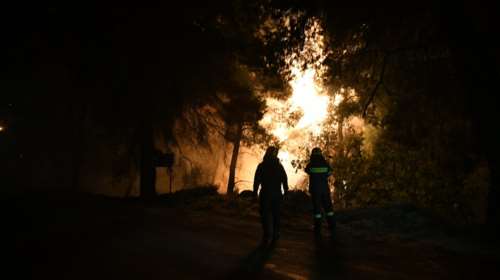 Πυροσβέστης στο νοσοκομείο από τη φωτιά στην Εύβοια