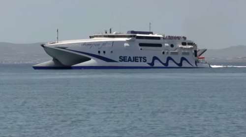 Με μηχανική βλάβη πλέει προς Μύκονο το «Champion jet 1»