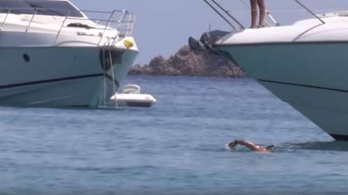 Θαλαμηγός περνά ξυστά από λουόμενο σε παραλία της Μυκόνου [Βίντεο]