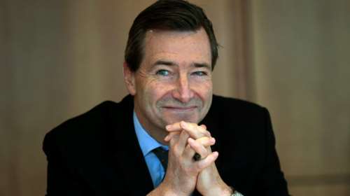 Επιστρέφει την αύξηση του μισθού ο γ.διευθυντής των FT, μετά την κατακραυγή