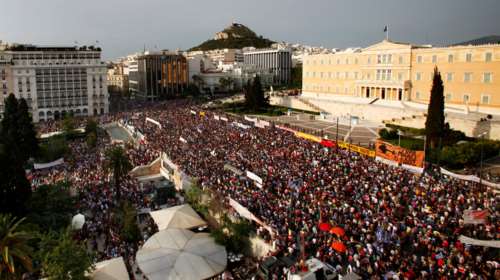 Σύνταγμα: Η πλατεία «μετρά» τις ανοιχτές πληγές των μνημονίων