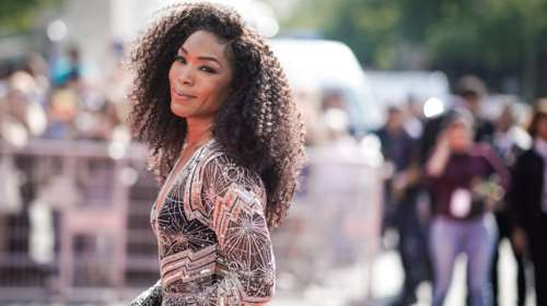 Άντζελα Μπάσετ: Η εξωπραγματική φωτογραφία της με μαγιό στα 60 της